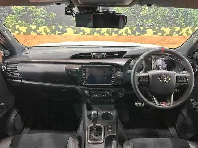 Toyota Hilux 2023 — миниатюра 2