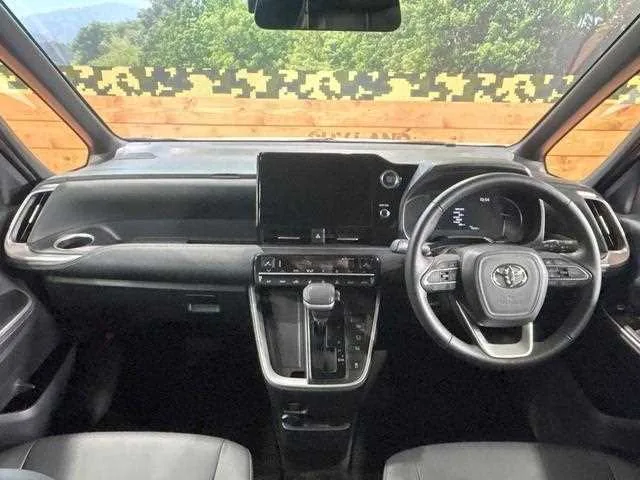 Toyota Noah 2023 — миниатюра 2