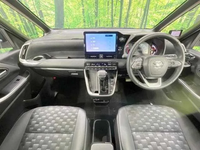 Toyota Voxy 2025 — миниатюра 2
