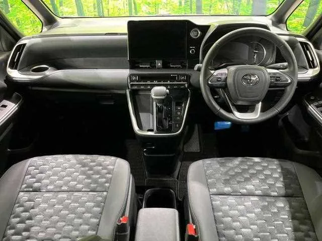 Toyota Voxy 2022 — миниатюра 2