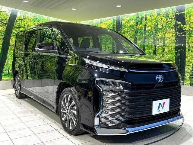 Toyota Voxy 2023 — миниатюра 2