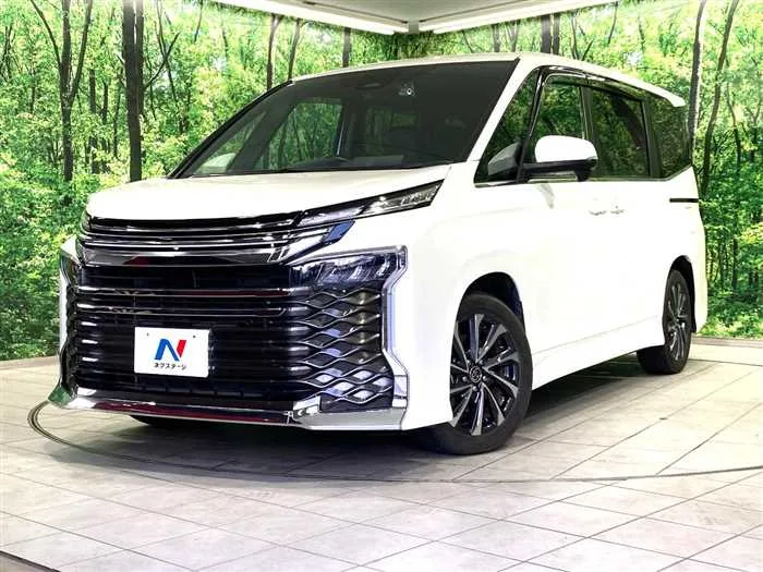 Toyota Voxy 2024 — фото 1, купить с доставкой в Москву