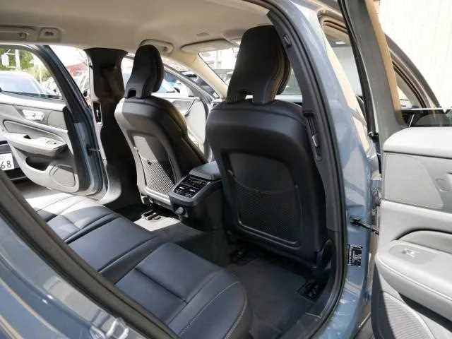 Volvo V60 2022 — миниатюра 4