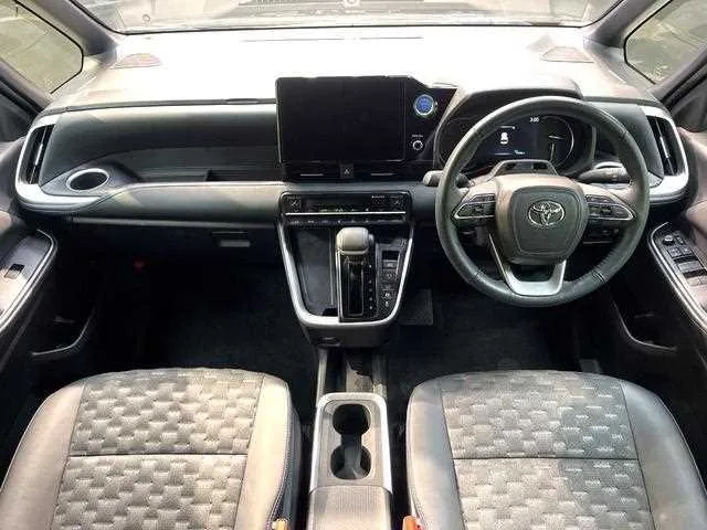 Toyota Voxy 2022 — миниатюра 2
