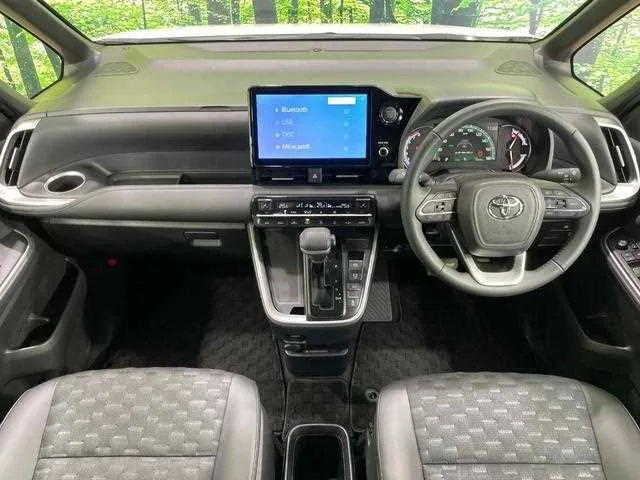 Toyota Voxy 2025 — миниатюра 2