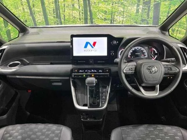 Toyota Voxy 2025 — миниатюра 2