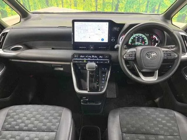 Toyota Voxy 2024 — миниатюра 2