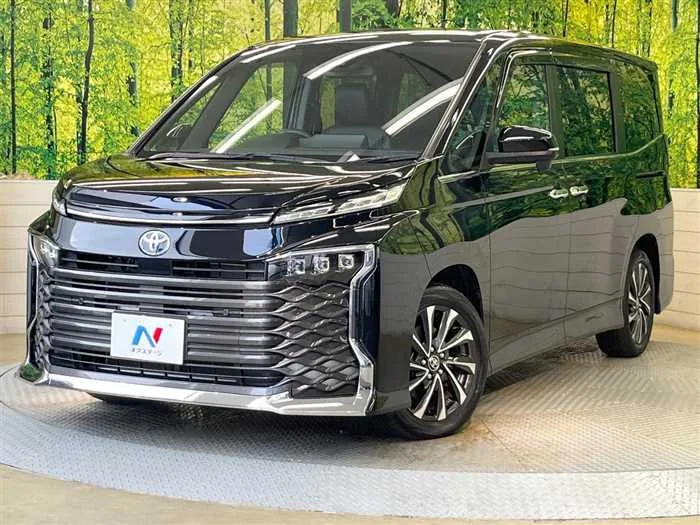 Toyota Voxy 2022 — фото 1, купить с доставкой в Москву