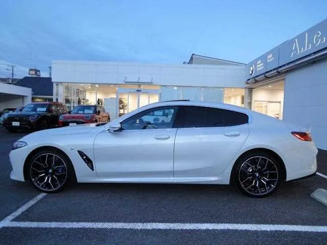 BMW 8 Series 2025 — миниатюра 5