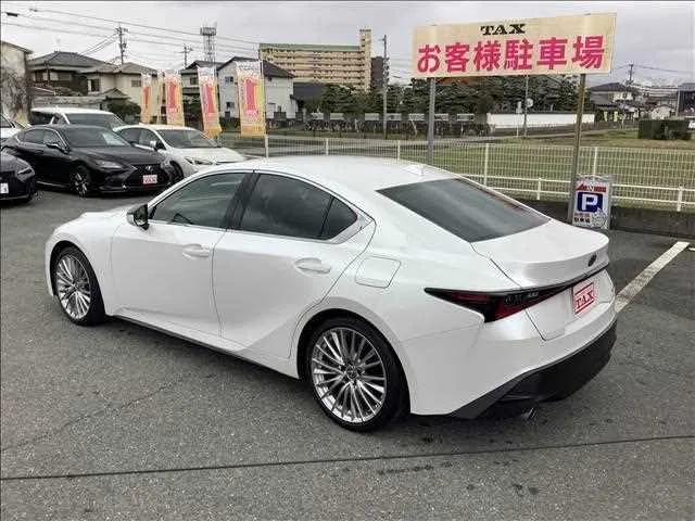 Lexus IS IS300h Version L 2023 — миниатюра 2