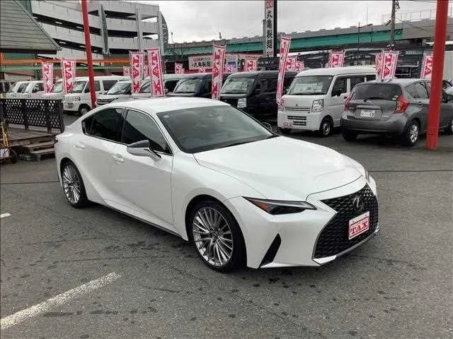 Lexus IS IS300h Version L 2023 — фото 1, купить с доставкой в Москву