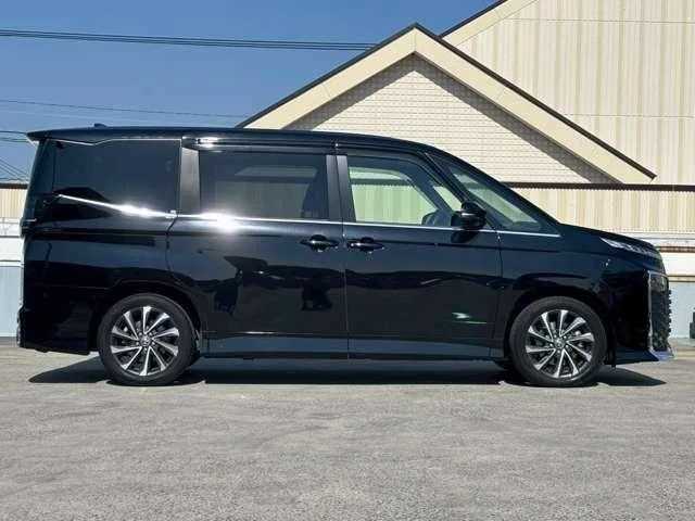 Toyota Voxy 2023 — миниатюра 2