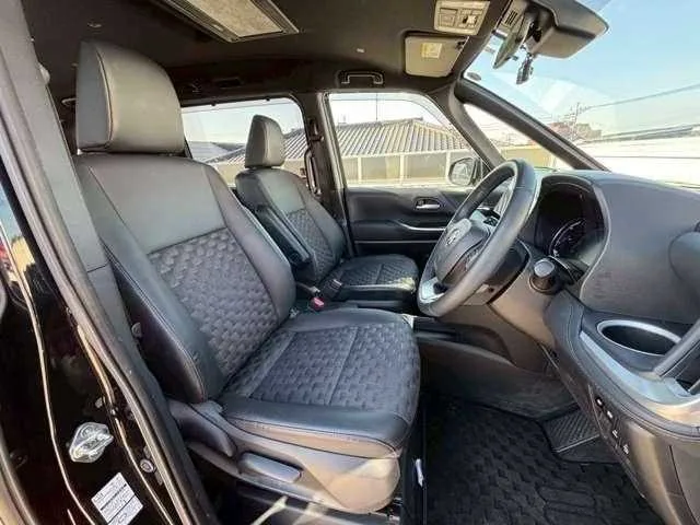 Toyota Voxy 2023 — миниатюра 3