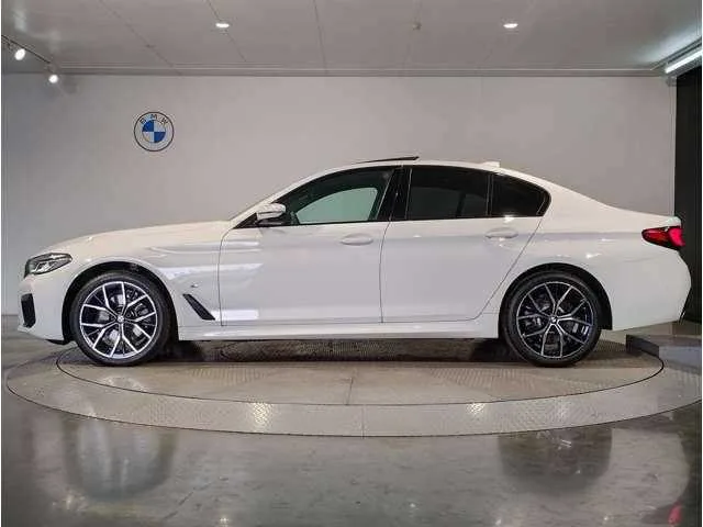 BMW 5 Series 2022 — миниатюра 3