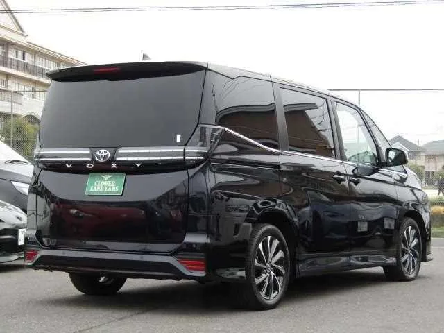 Toyota Voxy 2023 — миниатюра 2