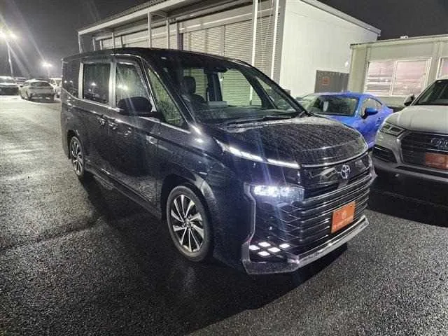 Toyota Voxy 2023 — фото 1, купить с доставкой в Москву