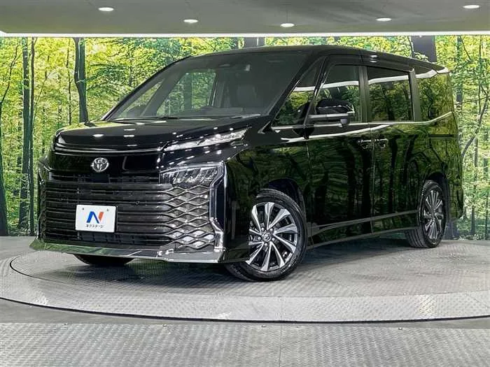 Toyota Voxy 2023 — фото 1, купить с доставкой в Москву