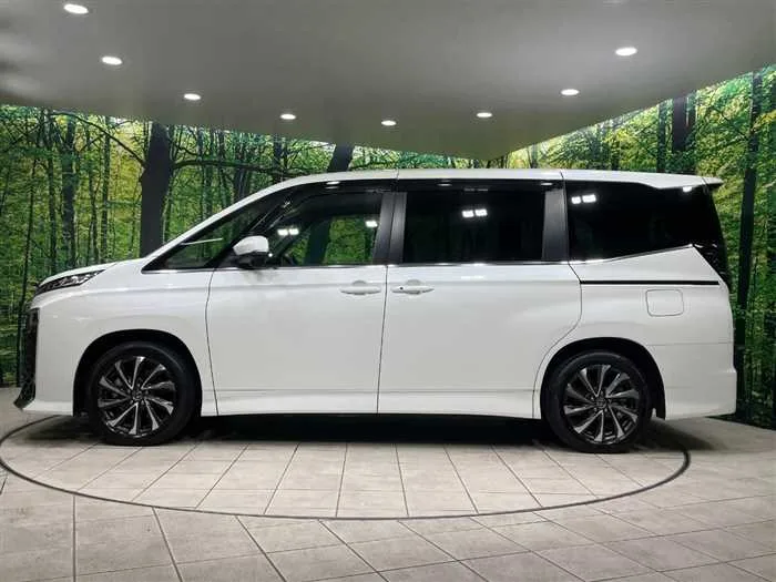 Toyota Voxy 2023 — миниатюра 3