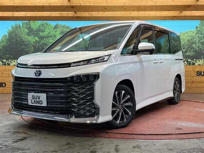 Toyota Voxy 2023 — фото 1, купить с доставкой в Москву