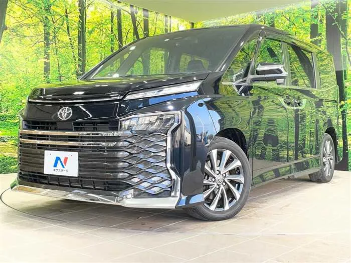Toyota Voxy 2023 — фото 1, купить с доставкой в Москву