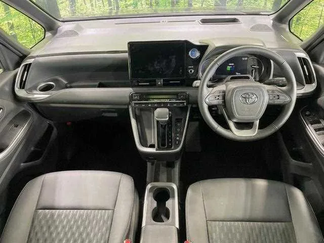 Toyota Noah 2023 — миниатюра 2