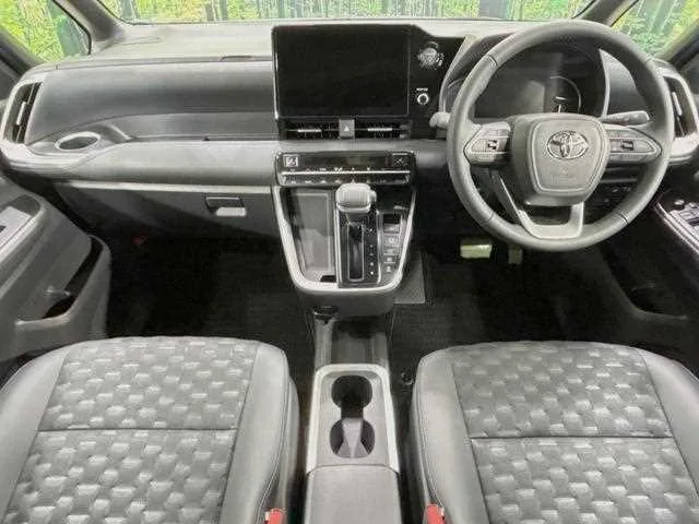 Toyota Voxy 2024 — миниатюра 2