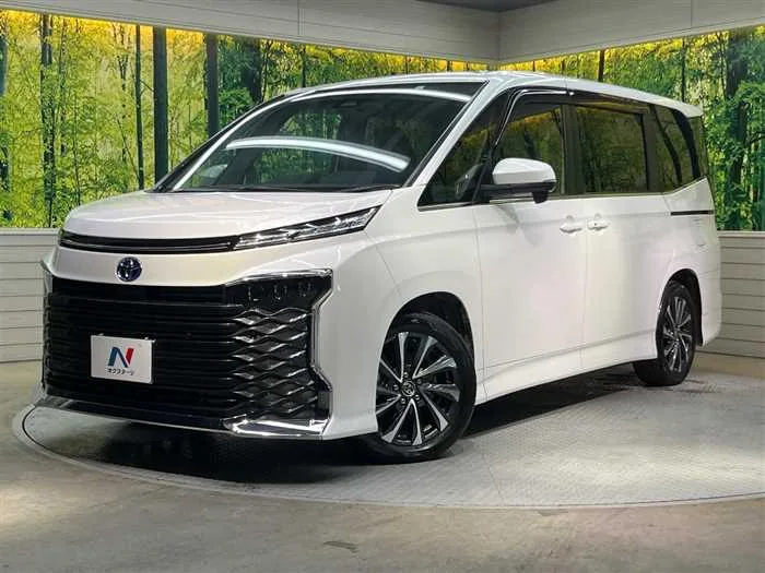 Toyota Voxy 2023 — фото 1, купить с доставкой в Москву