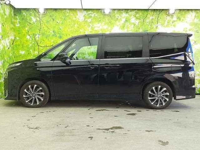 Toyota Voxy 2024 — миниатюра 2