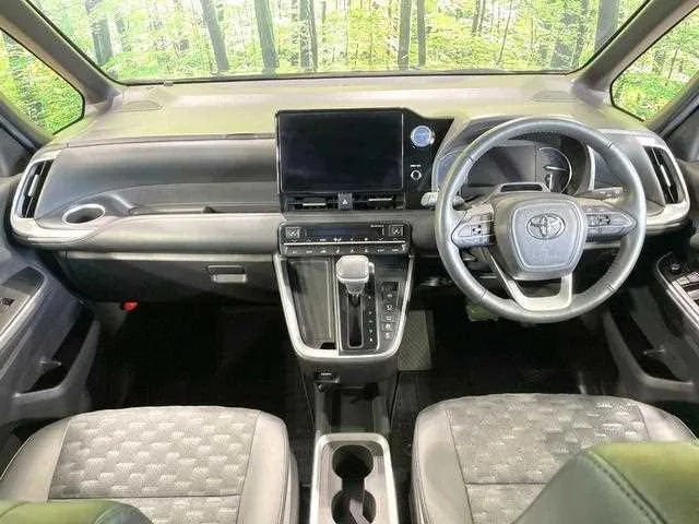 Toyota Voxy 2023 — миниатюра 2