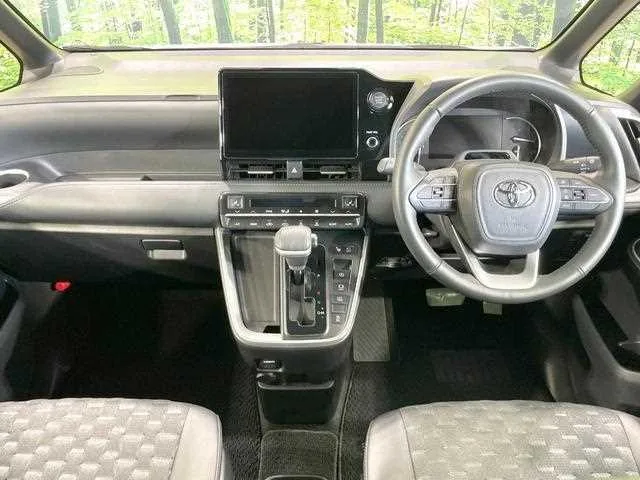 Toyota Voxy 2023 — миниатюра 2