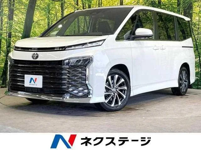 Toyota Voxy 2023 — фото 1, купить с доставкой в Москву
