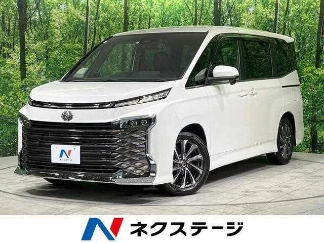 Toyota Voxy 2023 — фото 1, купить с доставкой в Москву