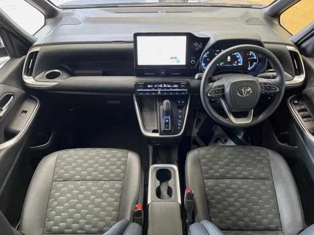 Toyota Voxy 2023 — миниатюра 2
