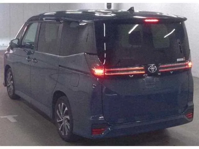 Toyota Voxy 2023 — миниатюра 2