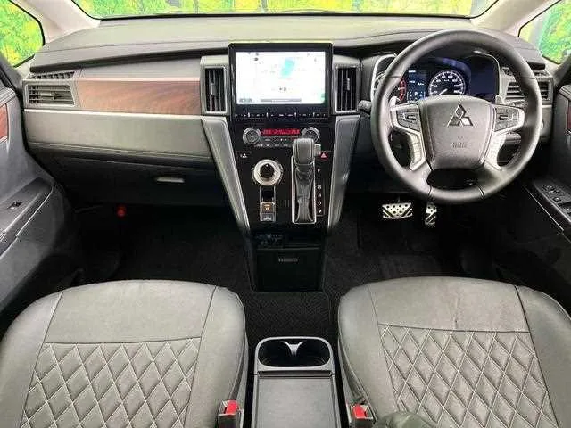 Mitsubishi Delica D5 2024 — миниатюра 2