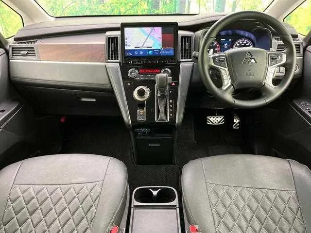 Mitsubishi Delica D5 2024 — миниатюра 2