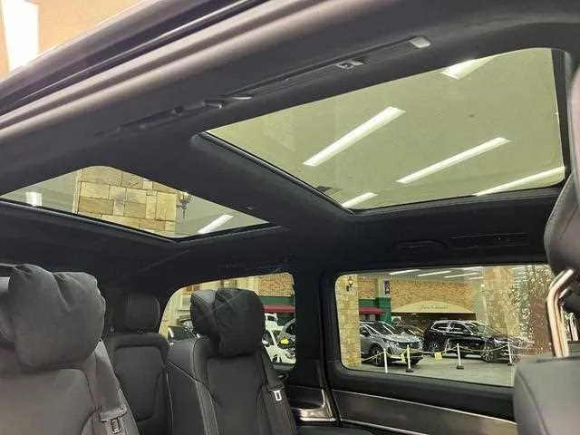 Mercedes-Benz V-Class 2024 — миниатюра 4