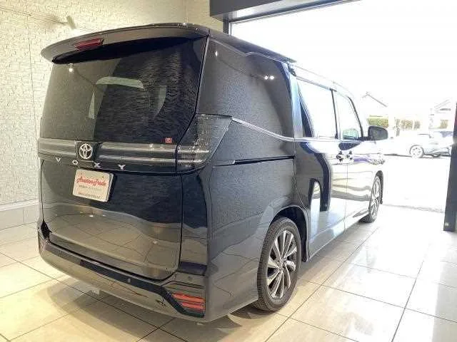 Toyota Voxy 2023 — миниатюра 2