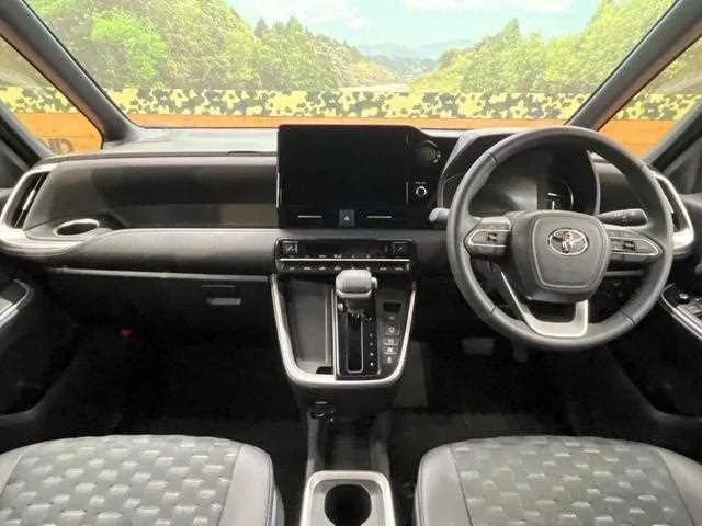 Toyota Voxy 2025 — миниатюра 2
