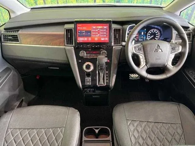 Mitsubishi Delica D5 2024 — миниатюра 2