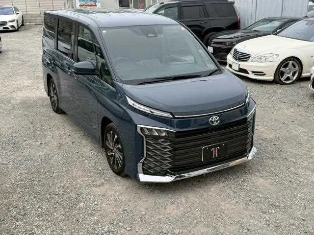 Toyota Voxy 2022 — миниатюра 2