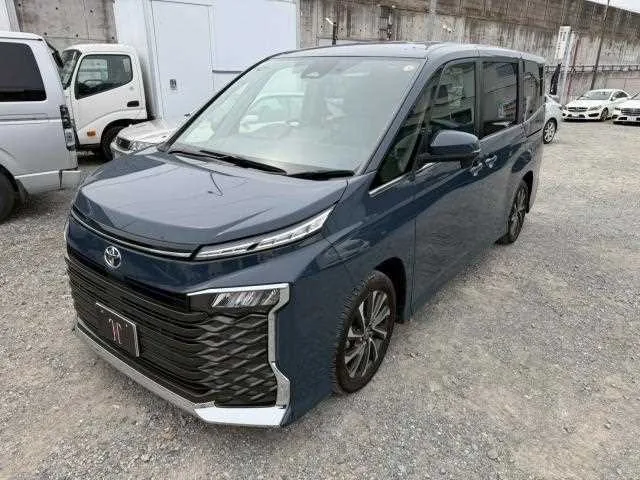 Toyota Voxy 2022 — фото 1, купить с доставкой в Москву