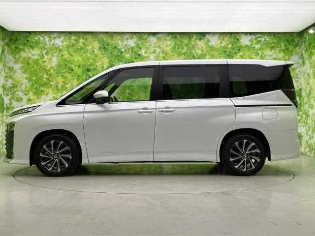 Toyota Voxy 2025 — миниатюра 2