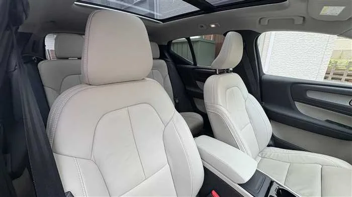 Volvo XC40 B4 AWD 2023 — миниатюра 3