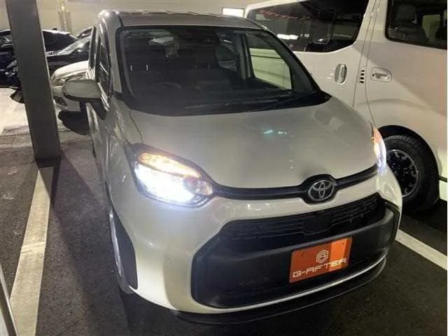 Toyota Sienta 2024 — фото 1, купить с доставкой в Москву