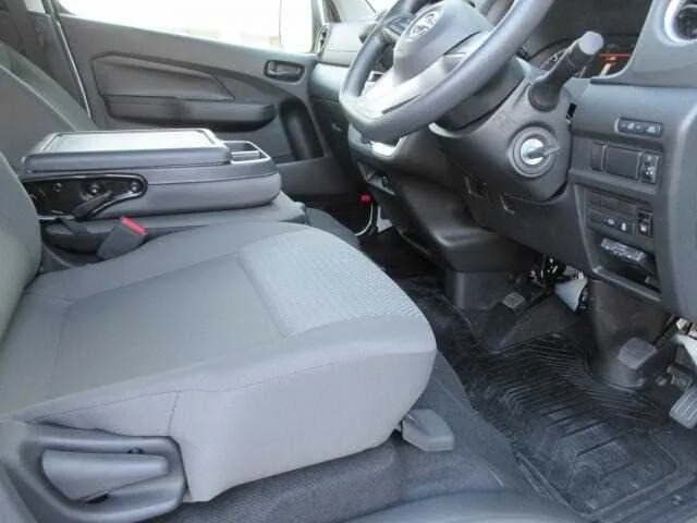 Nissan Caravan Van 2026 — миниатюра 5