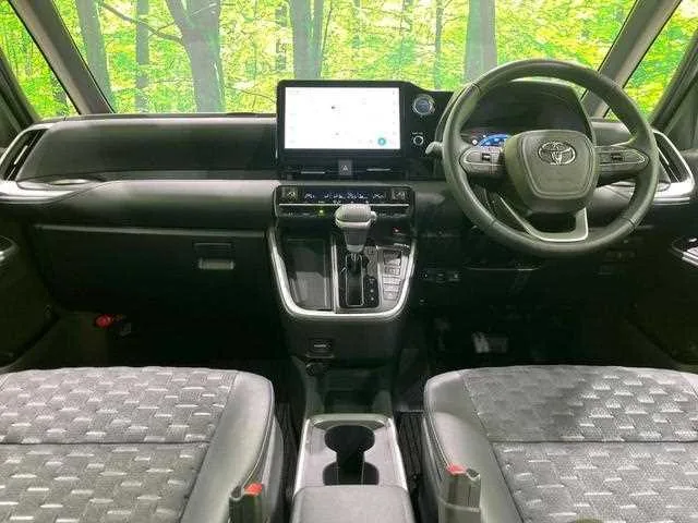 Toyota Voxy 2023 — миниатюра 2