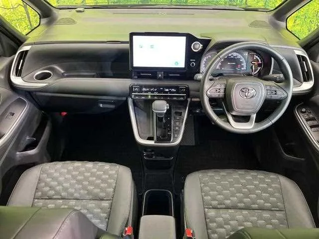 Toyota Voxy 2023 — миниатюра 2