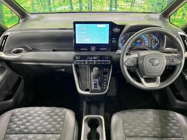 Toyota Voxy 2024 — миниатюра 2