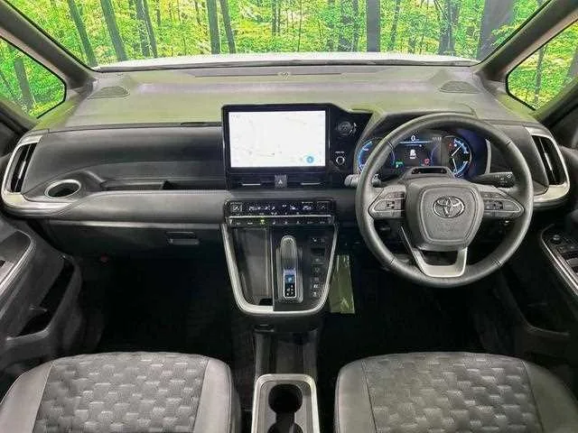 Toyota Voxy 2024 — миниатюра 2